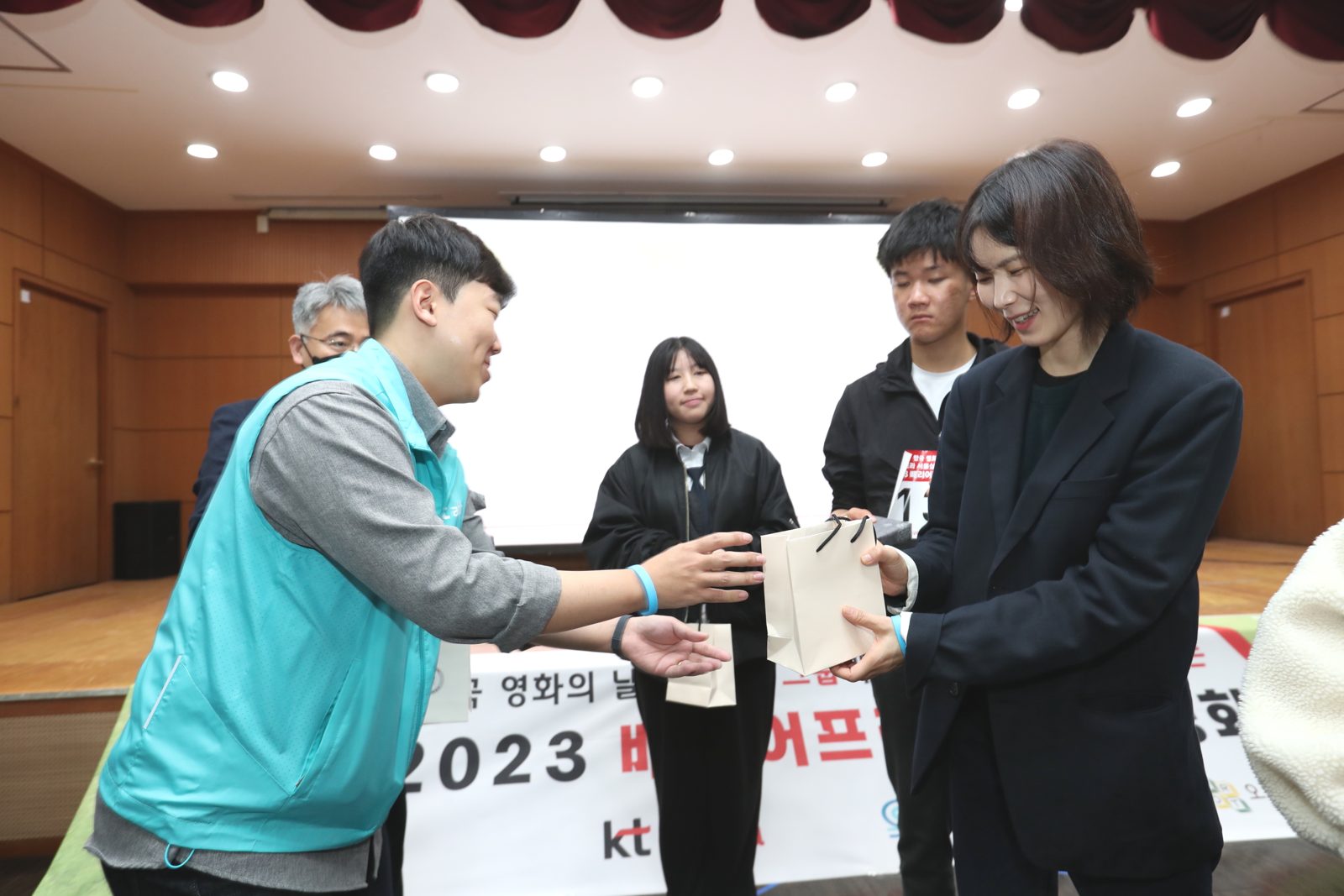 배리어프리 영화제에서 관객에게 선물을 전하는 모습